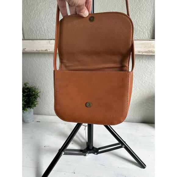 Universal Thread Crossbody Bag Womens Brown/Tan Purse Zip Closure Faux Suede - Picture 4 of 10